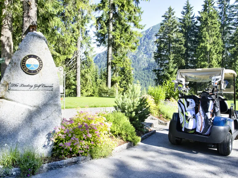 Golfcart am Golfplatz Achensee