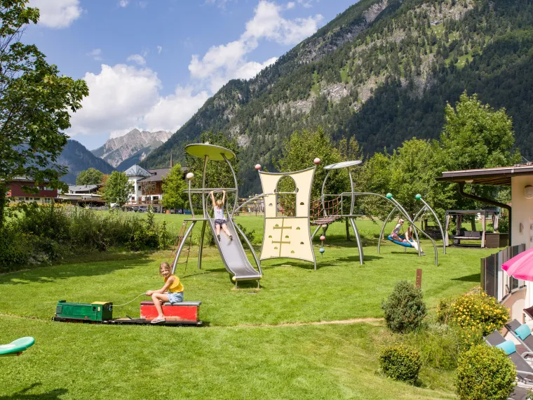 Kletterspielplatz mit Garteneisenbahn